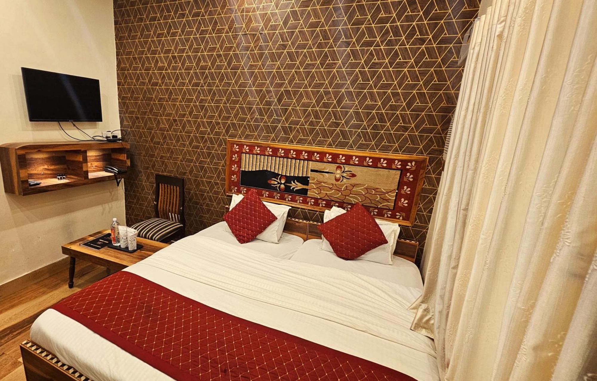 ורנאסי Bhagyashree Guest House 2 Km To Vishwanath Temple, Ganga Ghat Parking Available מראה חיצוני תמונה